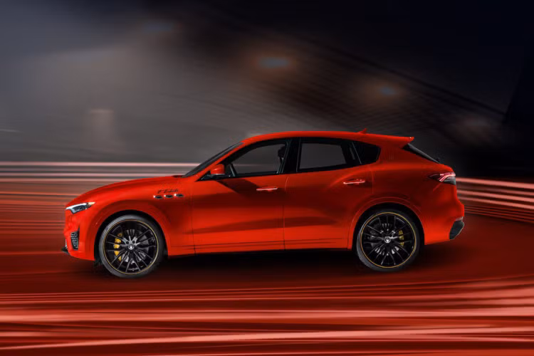 Dòng chữ “F Tributo” được khắc nổi trên vòm bánh xe. Logo đinh ba đồng màu thân xe nằm trên trụ C. Bên trong nội thất, phiên bản đặc biệt được bọc da đen với những đường chỉ khâu trùng với màu thân xe. Phiên bản F Tributo ra mắt ngay thời điểm chỉ còn vài ngày nữa là kỷ niệm 95 năm chiếc xe đua đầu tiên của Maserati ra mắt. Chiếc Tipo26 tham dự giải đua đầu tiên vào ngày 25 tháng 4 năm 1926 và giành chiến thắng ở phân hạng 1.500 cc tại Targa Florio với Alfieri Maserati trên tay lái