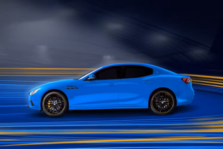 Maserati 250F bản đặc biệt sở hữu màu sơn đỏ và vàng. Màu đỏ được tái hiện qua lớp sơn Rosso Tributo, trong khi màu vàng trở thành điểm nhấn của kẹp phanh.