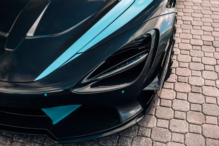 Đúng như vậy, ngoại thất của xe bây giờ được làm hoàn toàn bằng sợi carbon lộ, trong khi các bộ phận in 3D ở bên trong tấm cảm va, ống dẫn khí động học, và liên kết trong bộ cánh gió thì vẫn giữ mọi thứ hoạt động như tính toán.