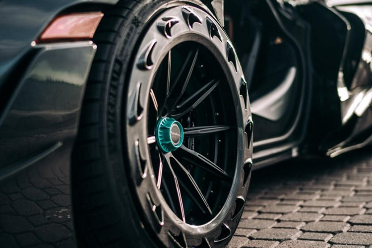 Kết quả, trọng lượng của chiếc xe này đã giảm 121,5 kg, nhưng mục đích của thí nghiệm này không chỉ là tạo ra một chiếc độc nhất cho một khách hàng. Thay vào đó, dự án 000 đã được thực hiện để 1016 Industries có thể chứng minh rằng áp dụng công nghệ in 3D vào các quy trình sản xuất quy mô là khả thi.