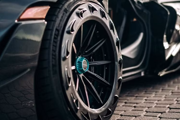 Kết quả, trọng lượng của chiếc xe này đã giảm 121,5 kg, nhưng mục đích của thí nghiệm này không chỉ là tạo ra một chiếc độc nhất cho một khách hàng. Thay vào đó, dự án 000 đã được thực hiện để 1016 Industries có thể chứng minh rằng áp dụng công nghệ in 3D vào các quy trình sản xuất quy mô là khả thi.