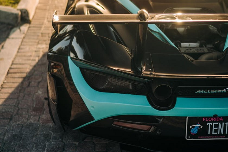 Công ty độ xe nói rằng chiếc McLaren 720S hàng độc này là sản phẩm đại biểu tương lai của sản xuất cao cấp. Thậm chí họ còn nói “1016 Industries 000 720S là chiếc xe đầu tiên tích hợp thành công ngoại thất hoàn toàn bằng sợi carbon và các bộ phận in 3D vào một thiết kế có thể mở rộng, hoạt động hoàn chỉnh”.
