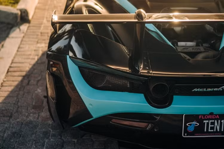 Công ty độ xe nói rằng chiếc McLaren 720S hàng độc này là sản phẩm đại biểu tương lai của sản xuất cao cấp. Thậm chí họ còn nói “1016 Industries 000 720S là chiếc xe đầu tiên tích hợp thành công ngoại thất hoàn toàn bằng sợi carbon và các bộ phận in 3D vào một thiết kế có thể mở rộng, hoạt động hoàn chỉnh”.