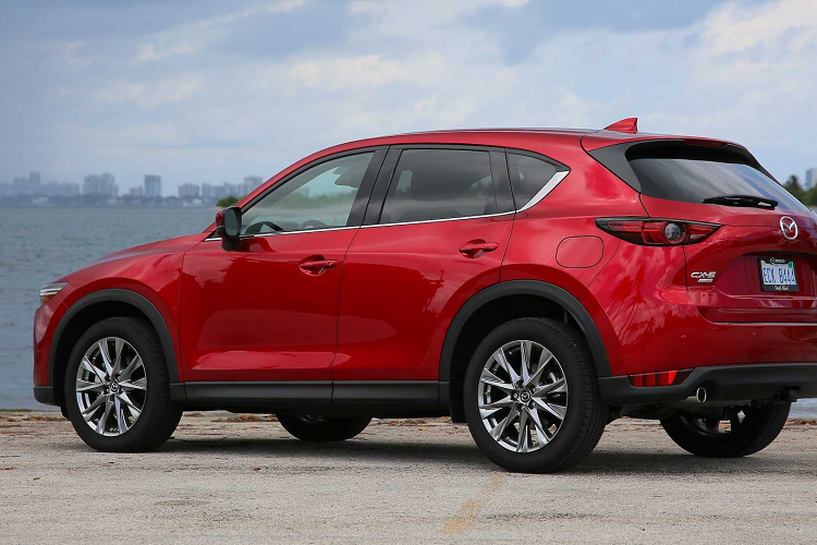Nhìn vào doanh số bán hàng của Mazda, có thể dự đoán nhà sản xuất sẽ ưu tiên nâng cấp cho CX-5. Mẫu CUV được xem là “gà đẻ trứng vàng” cho hãng xe Nhật trong năm 2020 với doanh số 361.051 xe bán ra, bất chấp đại dịch bùng phát dữ dội.