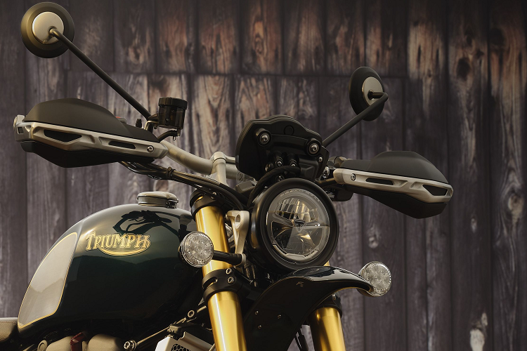 Triumph Scrambler 1200 XC và XE được ra mắt ở Việt Nam từ năm 2019. Mang kiểu dáng cổ điển song Scrambler 1200 sở hữu nhiều công nghệ hỗ trợ vận hành tiên tiến như ga điện (Ride by Wire), kiểm soát độ bám đường Traction Control, chống trượt côn khi dồn số gấp.