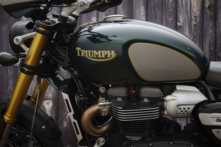 Bên cạnh phiên bản đặc biệt, Triumph cũng nâng cấp động cơ 1200 ở Scrambler bản XC và XE để đạt tiêu chuẩn khí thải Euro 5.