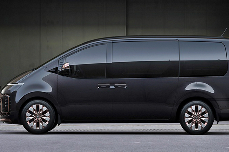 Lấy cảm hứng thiết kế từ tàu vũ trụ. Hyundai Staria 2021 sở hữu thiết kế hiện đại với mặt ca-lăng cỡ lớn, đèn pha và đèn hậu LED. Ở phiên bản cao cấp, mẫu xe này được trang bị hệ thống thông tin giải trí với màn hình cảm ứng 10,25 inch, màn hình hỗ trợ lái LCD, ghế ngồi bọc da, nhiều tiện nghi như đèn LED trang trí nội thất, các cổng sạc USD tiện lợi... Nội thất được thiết kế đơn giản, nhưng hiện đại và thân thiện với người dùng.