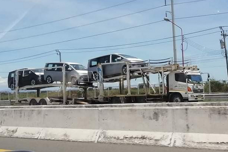 Ở thị trường Thái Lan, mẫu xe MPV Hyundai Staria 2021 được phân phối với cấu hình 11 chỗ ngồi, sử dụng động cơ dầu 4cyl 2.2L tăng áp (177hp + 430Nm), kết hợp với hộp số tự động 8 cấp, dẫn động cầu trước (FWD). Theo trang Headlightmag (Thái Lan), giá xe Hyundai Staria 2021 sẽ có mức bán ra không vượt quá 2 triệu Bath (khoảng 1,4 tỷ đồng).