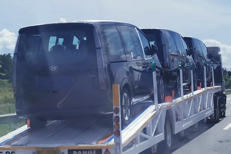 Cấu hình 11 chỗ là một trong 3 cấu hình của dòng Hyundai Staria 2021 bao gồm: 9 hoặc 11 chỗ, 7 hoặc 9 chỗ “Staria Lounge” cao cấp và bản 3/5 chỗ chuyên dùng chở hàng.