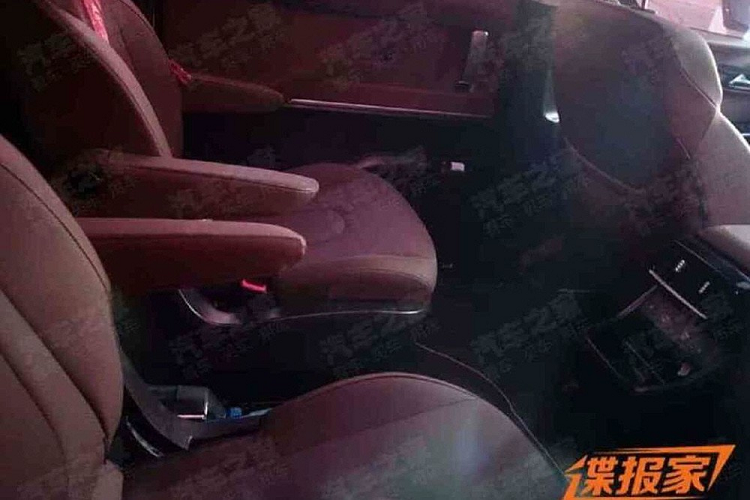 Bên sườn, Hyundai Custo gợi liên tưởng đến xe SUV hơn là MPV nhờ gầm cao và nẹp thân xe màu đen. Tuy nhiên, xe lại được trang bị cửa trượt đặc trưng của phân khúc MPV. Vòng ra phía sau, chúng ta sẽ thấy cụm đèn hậu hình chữ "C", nối với nhau bằng dải đèn LED ở giữa. Ở trung tâm của đuôi xe không phải là logo của nhà sản xuất mà là tem chữ nổi "Hyundai".