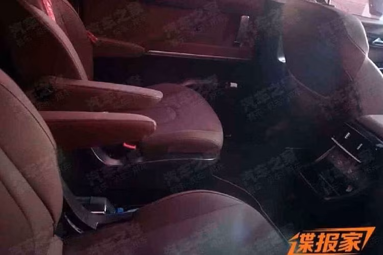 Bên sườn, Hyundai Custo gợi liên tưởng đến xe SUV hơn là MPV nhờ gầm cao và nẹp thân xe màu đen. Tuy nhiên, xe lại được trang bị cửa trượt đặc trưng của phân khúc MPV. Vòng ra phía sau, chúng ta sẽ thấy cụm đèn hậu hình chữ "C", nối với nhau bằng dải đèn LED ở giữa. Ở trung tâm của đuôi xe không phải là logo của nhà sản xuất mà là tem chữ nổi "Hyundai".