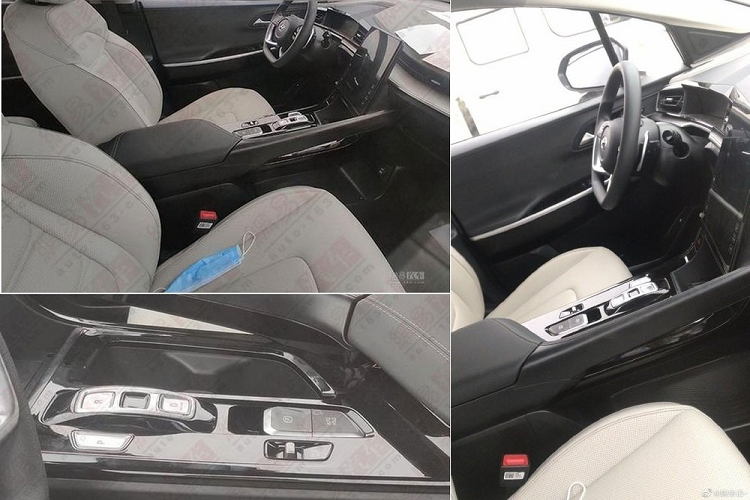 Ngoài ra, theo hình ảnh chụp trên đường thử, mẫu MPV này còn có cửa sổ trời toàn cảnh Panorama chia làm 2 mảnh, gương chiếu hậu tích hợp camera cập lề và các loại vành la-zăng có thiết kế khác nhau. Đó là chưa kể đến tấm ốp gầm giả màu bạc bên dưới cản trước và cản sau.