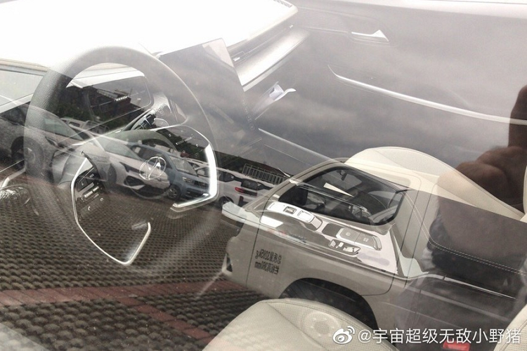 Khi mua mẫu MPV này, khách hàng có thể chọn phiên bản 6 chỗ hoặc 7 chỗ. Ở bản 6 chỗ, Hyundai Custo sẽ có 2 ghế thương gia nằm tách riêng với nhau ở hàng ghế giữa. Hành khách ngồi trên hàng ghế thứ 2 sẽ có cả bảng chỉnh điều hòa dành riêng, đi kèm 2 cửa gió.