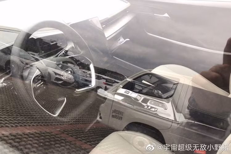 Khi mua mẫu MPV này, khách hàng có thể chọn phiên bản 6 chỗ hoặc 7 chỗ. Ở bản 6 chỗ, Hyundai Custo sẽ có 2 ghế thương gia nằm tách riêng với nhau ở hàng ghế giữa. Hành khách ngồi trên hàng ghế thứ 2 sẽ có cả bảng chỉnh điều hòa dành riêng, đi kèm 2 cửa gió.