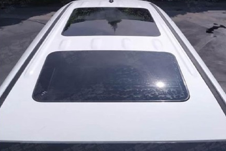 Giữa lưới tản nhiệt và đèn pha của Hyundai Custo không hề có ranh giới mà như nối liền với nhau. Cụm đèn pha này được thiết kế nằm ngang và khá thanh mảnh. Ngoài ra, ngay bên trên đèn pha và lưới tản nhiệt còn có nẹp mạ crôm ôm lấy nắp ca-pô. Bên dưới là hốc đèn sương mù trước hình thang với viền mạ crôm và hốc gió trung tâm kéo dài hết bề ngang của đầu xe. Hốc gió trung tâm cũng có nẹp mạ crôm và tạo cảm giác như nối liền với viền của hốc đèn sương mù bên trên.