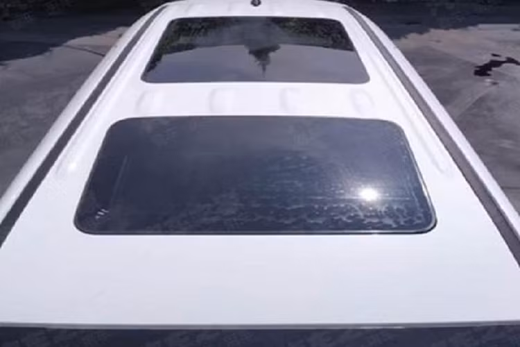 Giữa lưới tản nhiệt và đèn pha của Hyundai Custo không hề có ranh giới mà như nối liền với nhau. Cụm đèn pha này được thiết kế nằm ngang và khá thanh mảnh. Ngoài ra, ngay bên trên đèn pha và lưới tản nhiệt còn có nẹp mạ crôm ôm lấy nắp ca-pô. Bên dưới là hốc đèn sương mù trước hình thang với viền mạ crôm và hốc gió trung tâm kéo dài hết bề ngang của đầu xe. Hốc gió trung tâm cũng có nẹp mạ crôm và tạo cảm giác như nối liền với viền của hốc đèn sương mù bên trên.