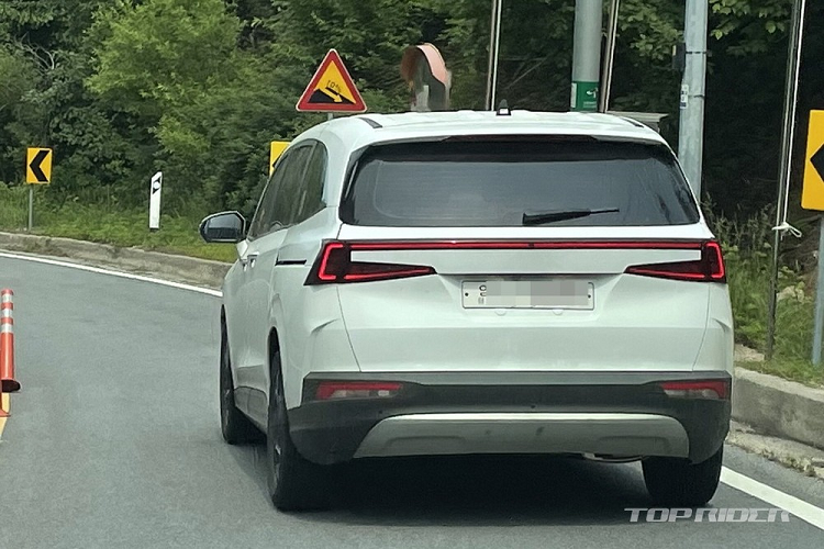 Ngoài ra, Hyundai Custo còn có vô lăng đáy phẳng giống Hyundai Elantra 2021, màn hình trung tâm nằm dọc cỡ lớn và nút bấm chuyển số thay cho cần số truyền thống trên cụm điều khiển trung tâm.