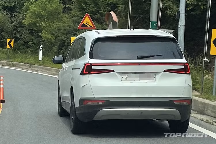 Ngoài ra, Hyundai Custo còn có vô lăng đáy phẳng giống Hyundai Elantra 2021, màn hình trung tâm nằm dọc cỡ lớn và nút bấm chuyển số thay cho cần số truyền thống trên cụm điều khiển trung tâm.