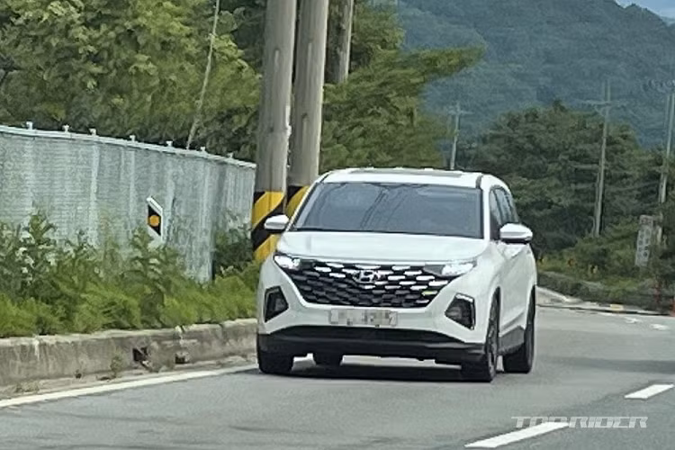Trong thời gian qua, mẫu MPV cỡ trung Hyundai Custo 2022 mới đã nhiều lần bị bắt gặp trên đường thử tại Trung Quốc. Sau hơn 1 năm kể từ lần đầu tiên lộ diện, Hyundai Custo đã bất ngờ xuất hiện trên đường phố Hàn Quốc mặc dù mẫu xe này được cho là phát triển dành riêng cho thị trường Trung Quốc.