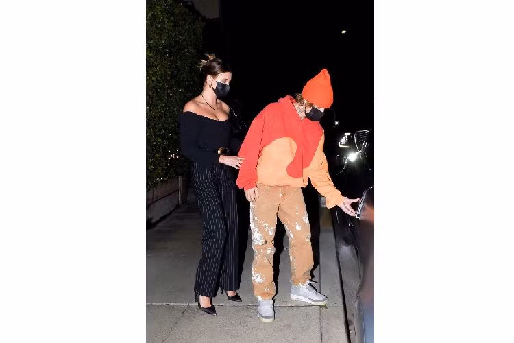 Justin Bieber đã lái chiếc xe này để chở vợ là người mẫu Hailey Baldwin đi ăn tối tại thành phố Santa Monica, bang California, Mỹ. Chiếc xe mang thương hiệu Rolls-Royce nhưng có thiết kế rất kỳ lạ. Không có mẫu xe Rolls-Royce nào có thiết kế như thế này.
