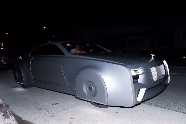 Được biết, nam ca sỹ trẻ đã mang chiếc Rolls-Royce Wraith của mình đến xưởng độ West Coast Customs để thay đổi thiết kế bên ngoài. Nhờ đó, chiếc Rolls-Royce này được bổ sung phần sườn xe mới, che kín cả 4 bánh, chỉ để hở ra một phần của lốp xe.