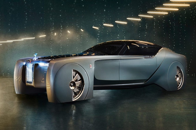 Chiếc Rolls-Royce của Justin Bieber có thiết kế gợi liên tưởng đến... mẫu xe concept 103EX. Hiện chưa rõ chiếc Rolls-Royce của Justin Bieber có chạy bằng điện giống với 103EX hay không. Thể hiện tầm nhìn 100 năm sau của hãng Rolls-Royce, 103EX được quảng cáo là chạy điện với chế độ tự lái hoàn toàn và điều khiển bằng trí thông minh nhân tạo.