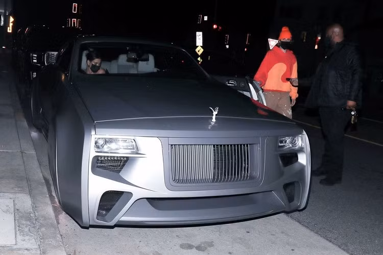 Những thay đổi này khiến chiếc Rolls-Royce của nam ca sỹ người Mỹ như nằm sát với mặt đất. Đằng sau, xe được bổ sung đèn hậu hình tam giác khá nhỏ, gợi liên tưởng đến ô tô hạng sang Maserati.