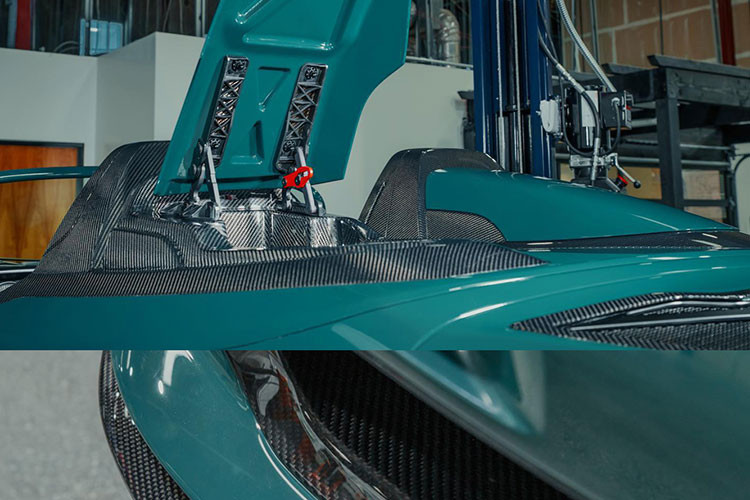 Gunther Werks cũng đồng thời can thiệp vào sửa đổi động cơ nhằm tăng công suất cho xe. Hơn hết, hãng độ này sẽ chỉ phát hành tổng cộng 25 chiếc xe theo đơn đặt hàng của những vị khách đam mê. Thương hiệu độ này cũng đã chọn sự kiện The Quail để trình làng phiên bản Porsche 993 Speedster Remastered đặc biệt của mình.