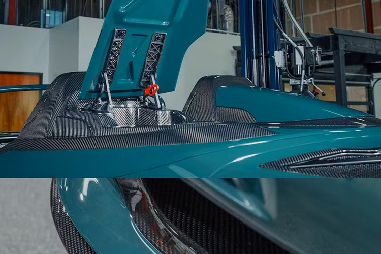 Gunther Werks cũng đồng thời can thiệp vào sửa đổi động cơ nhằm tăng công suất cho xe. Hơn hết, hãng độ này sẽ chỉ phát hành tổng cộng 25 chiếc xe theo đơn đặt hàng của những vị khách đam mê. Thương hiệu độ này cũng đã chọn sự kiện The Quail để trình làng phiên bản Porsche 993 Speedster Remastered đặc biệt của mình.