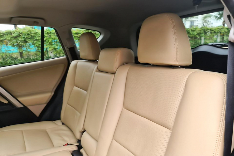 Giá xe Toyota RAV4 2014 này đang được chủ nhân chào bán 1,050 tỷ đồng, tức đắt hơn cả một chiếc Honda CR-V đời mới phiên bản “G” đang có giá bán 1,048 tỷ đồng. Mặc dù rẻ hơn gần 1 nửa so với RAV4 đời 2020 mới, nhưng giá bán ngoài 1 tỷ đồng cho RAV4 đời cũ thì không phải ai cũng dám chơi, vì tầm giá này người mua “dư sức” lựa chọn xe mới cùng phân khúc như: Honda CR-V, Mazda CX-5, MG HS hay Hyundai Tucson.