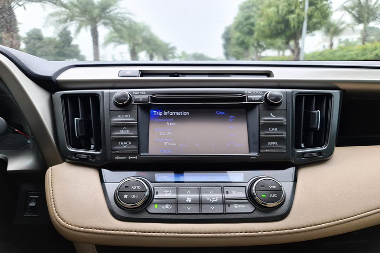 Nếu yêu thích dòng RAV4, khách hàng có thể tìm đến RAV4 thế hệ thứ 4 đã qua sử dụng đang được chào bán trên thị trường. Đơn cử, chiếc Toyota RAV4 đời 2014 bản XLE này là một gợi ý dành cho khách hàng Việt muốn chơi RAV4 hàng hiếm.