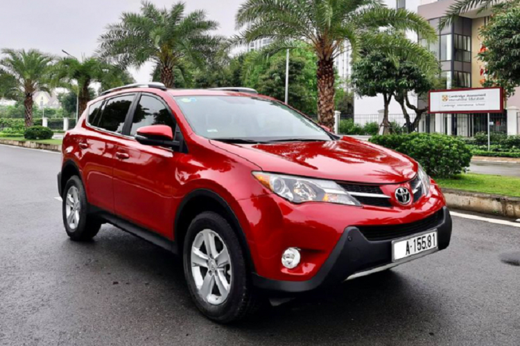 Là một mẫu xe nhập Mỹ, RAV4 đời 2014 là mẫu xe có tiêu chuẩn an toàn cao với 8 túi khí, neo ISOFIX ghế bảo vệ trẻ em, cảnh báo chệch làn đường và giám sát điểm mù.