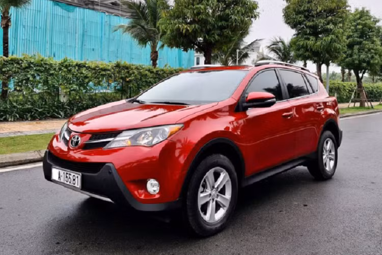 Mẫu xe SUV Toyota RAV4 là dòng xe vốn được ưa chuộng ở thời điểm cách đây hơn 10 năm, trong giai đoạn 2007 – 2008, dòng xe RAV4 thế hệ thứ 3 được giới nhập khẩu xe tư nhân đưa về nước khá nhiều cùng với dòng xe khác của Toyota như: Camry, Venza, Sienna hay Highlander. Ở thời điểm đó, trên thị trường Việt có rất sự lựa chọn CUV 5 chỗ và Toyota RAV4 nhập Mỹ trở thành một lựa chọn dành cho những khách hàng có điều kiện kinh tế khá giả, yêu thích xài xe nhập.