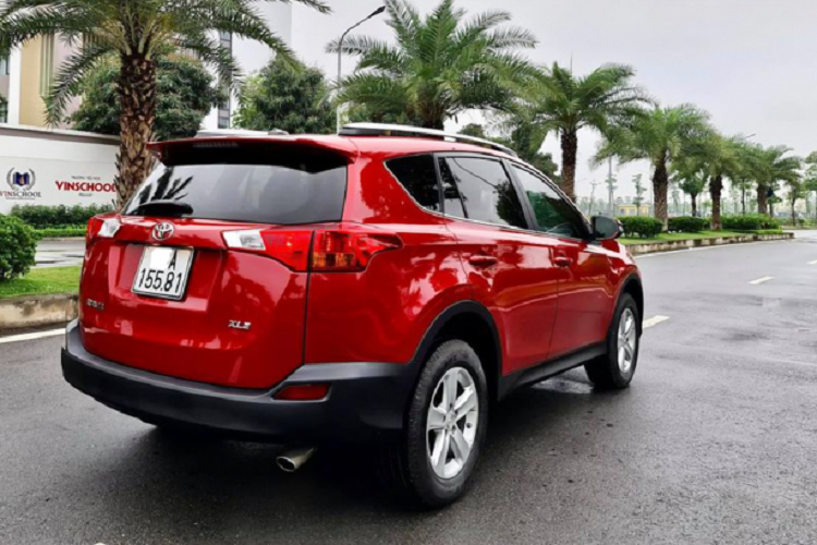 Toyota RAV4 đời 2014 phiên bản này sử dụng động cơ xăng 4cyl thẳng hàng, dung tích 2.5L hút khí tự nhiên (N/A) cho công suất tối đa 176 mã lực tại 6.000 vòng/phút và mô-men xoắn cực đại 233Nm đạt được tại 4.100 vòng/phút. Sức mạnh được truyền xuống bốn bánh (AWD; từ bản XLE trở lên) thông qua hộp số tự động 6 cấp (6AT) có chế độ sang số tuần tự, đi kèm với 3 chế độ lái khác nhau gồm: Sport, ECO và Normal.