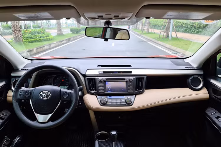 Tuy nhiên, những năm về sau vì những chính sách thay đổi về thuế TTĐB đánh lên xe nhập khẩu đã trở thành một trở ngại đối với dòng xe phổ thông nhập Mỹ như Toyota RAV4 hay Camry. Thị trường xe trong nước có nhiều lựa chọn xe hấp dẫn hơn. Bên cạnh đó, phong cách thiết kế mới của RAV4 thế hệ thứ 4 không còn tròn trịa mang vóc dáng nam tính như đời trước khiến nó không còn “hợp nhãn” với số đông khách hàng Việt.