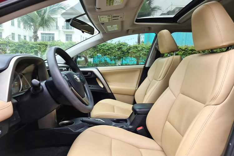 Hiện tại, vẫn có những chiếc Toyota RAV4 thế hệ mới được đưa về nước, nhưng giá bán từ 2 đến 2,5 tỷ đồng cho phiên bản cao cấp đã tiệm cận tầm giá của xe SUV hạng sang như Mercedes-Benz GLC khiến dòng xe RAV4 trở nên xa xỉ hơn đối với số đông người dùng.