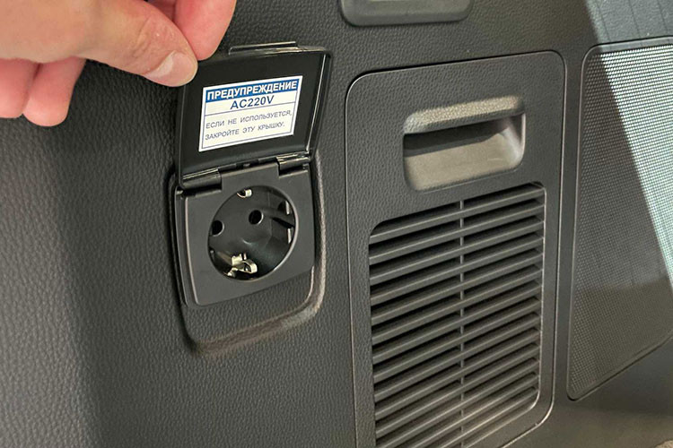 Ngoài ra, hành khách trên hàng ghế sau còn được tận hưởng cảm giác tiện nghi nhờ bệ đặt chân riêng, bệ tì tay trung tâm tích hợp sạc điện thoại thông minh không dây, hộc đựng cốc có nắp che, ngăn chứa đồ cỡ lớn với ổ điện DC, cổng USB, cổng cắm tai nghe của hệ thống giải trí và màn hình điều khiển dạng cảm ứng, màn hình giải trí, cửa gió điều hòa bổ sung trên trần xe cũng như đèn đọc sách.