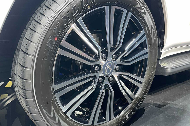 Trong khi đó, hệ thống Back Underfloor View mới mang đến hình ảnh bên dưới gầm xe, cho phép người lái quan sát những chướng ngại vật thường bị che khuất. Bên cạnh đó là hệ thống treo thủy lực giúp thay đổi chiều cao gầm của xe.