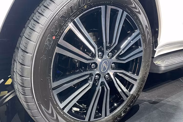 Trong khi đó, hệ thống Back Underfloor View mới mang đến hình ảnh bên dưới gầm xe, cho phép người lái quan sát những chướng ngại vật thường bị che khuất. Bên cạnh đó là hệ thống treo thủy lực giúp thay đổi chiều cao gầm của xe.