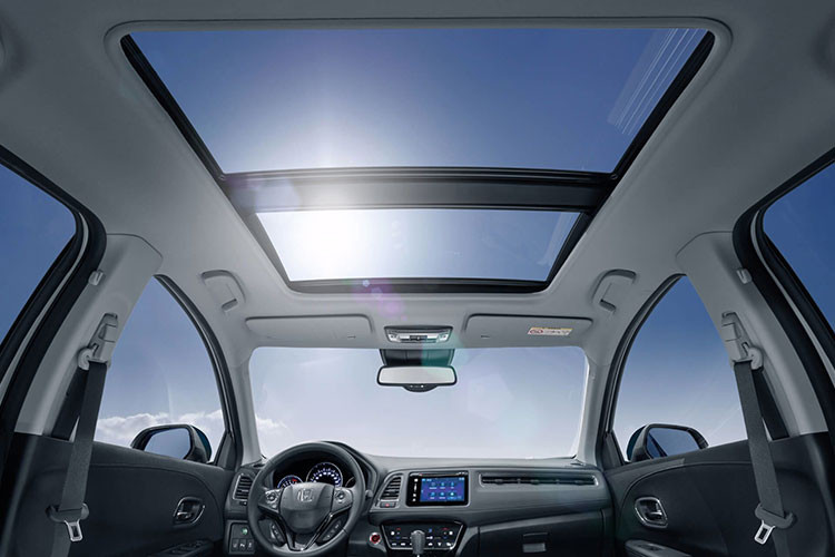 Ở thời điểm hiện tại, hình ảnh của HR-V phiên bản chạy điện đang xuất hiện trên trang chủ Honda Trung Quốc cùng với một bộ đếm ngược ngày ra mắt. Điều đáng chú ý là mẫu crossover này đang được bán tại Trung Quốc thông qua hai liên doanh của Honda với tên gọi là XR-V và Vezel.