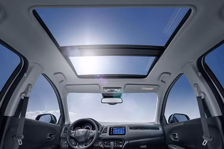 Ở thời điểm hiện tại, hình ảnh của HR-V phiên bản chạy điện đang xuất hiện trên trang chủ Honda Trung Quốc cùng với một bộ đếm ngược ngày ra mắt. Điều đáng chú ý là mẫu crossover này đang được bán tại Trung Quốc thông qua hai liên doanh của Honda với tên gọi là XR-V và Vezel.