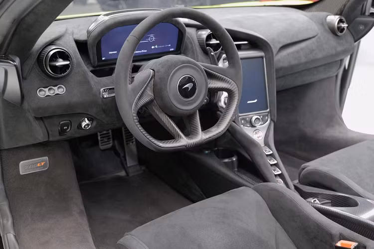 Hiện chưa rõ có đại gia Việt nào lên phương án mang siêu xe mui trần McLaren 765LT Spider về nước hay chưa. Được biết, các đại gia Hồng Kông phải bỏ ra số tiền 6,68 triệu HKD, tương đương hơn 19 tỷ đồng để sở hữu phiên bản mui trần của McLaren 765LT.