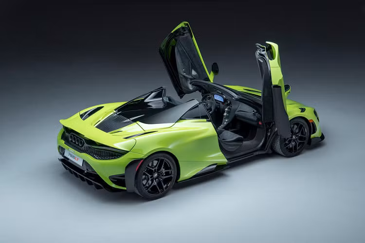 Điểm khác biệt ấn tượng nhất của McLaren 765LT Spider so với bản Coupe chính là mái nhà của xe chỉ mất khoảng 11 giây để đóng hoặc mở mui tương tự như phiên bản McLaren 720S Spider. Tuy nhiên, do sử dụng nhiều chi tiết carbon nên trọng lượng xe của McLaren 765LT Spider giảm cân 80 kg so với bản tiêu chuẩn và chỉ nặng hơn McLaren 765LT khoảng 50 kg.