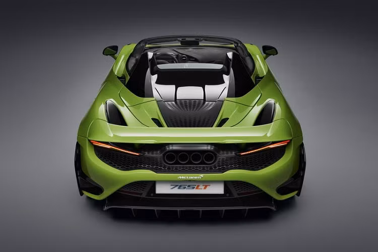 Xe tăng tốc từ vị trí xuất phát lên 100 km/h chỉ trong thời gian 2,8 giây trước khi đạt vận tốc tối đa 330 km/h.