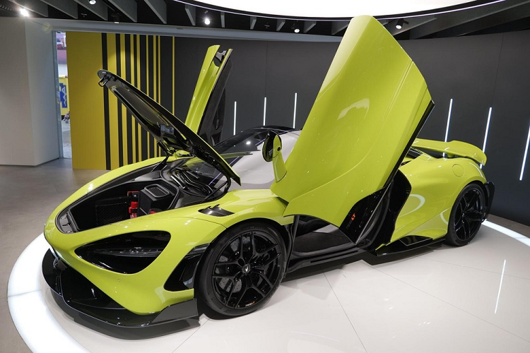 Dòng siêu xe giới hạn McLaren 765LT đặc biệt đã không còn quá xa lạ với các đại gia Việt khi đã có đến 4 chiếc được mang về nước và 3 trong số đó đã nhanh chóng có chủ nhân ngay khi về nước. Hiện tại, có thể nhiều nhà giàu trong nước đang ngắm tới phiên bản mui trần.