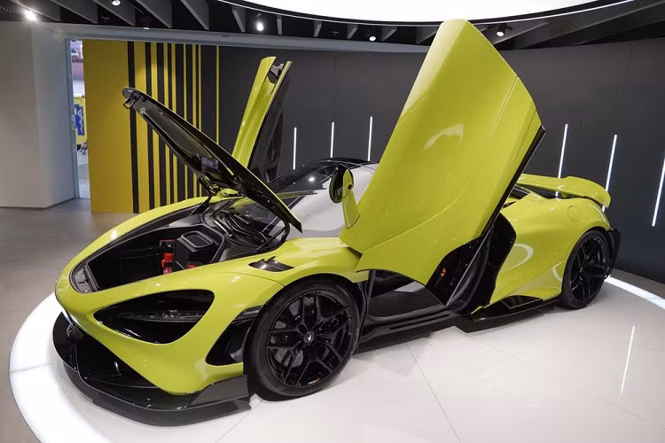 Dòng siêu xe giới hạn McLaren 765LT đặc biệt đã không còn quá xa lạ với các đại gia Việt khi đã có đến 4 chiếc được mang về nước và 3 trong số đó đã nhanh chóng có chủ nhân ngay khi về nước. Hiện tại, có thể nhiều nhà giàu trong nước đang ngắm tới phiên bản mui trần.