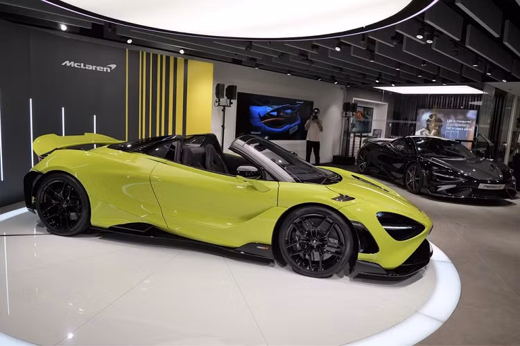 Hiện tại, 1 số đại lý xe McLaren ở châu Á đã có lịch ra mắt phiên bản McLaren 765LT Spider với chỉ đúng 765 chiếc được sản xuất như Coupe. Trong đó, đại lý McLaren Hồng Kông mới đây đã trình làng McLaren 765LT Spider mui trần với các nhà giàu nước này.