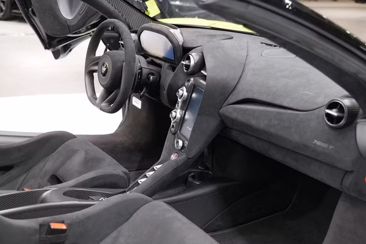 Khu vực hành chính đặc biệt của Trung Quốc sẽ nhận được hạn ngạch là 11 chiếc trong tổng số 765 xe McLaren 765LT Spider sản xuất trên toàn thế giới. Khá ấn tượng là toàn bộ đơn hàng này đã nhanh chóng có khách đặt mua.