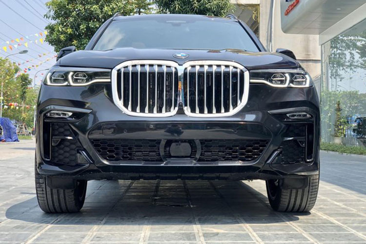 BMW X7 xDrive 40i sử dụng động cơ xăng 3.0L, 6 xi-lanh, tăng áp, sản sinh công suất tối đa 335 mã lực, 450 Nm, hoàn thành cú nước rút 0 – 100 km/giờ trong 6,1 giây, đi kèm hộp số tự động 8 cấp và hệ dẫn động 2 cầu xDrive. Với mức giá "khá hời" khi mua xe BMW X7 thế hệ mới chạy lướt nhập tư, đây được xem là sự lựa chọn khá tốt cho các đại gia trong mùa đại dịch Covid-19 này.