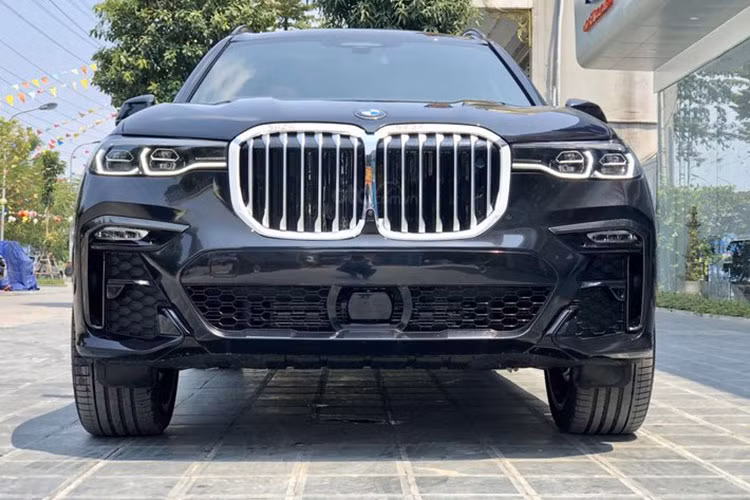 BMW X7 xDrive 40i sử dụng động cơ xăng 3.0L, 6 xi-lanh, tăng áp, sản sinh công suất tối đa 335 mã lực, 450 Nm, hoàn thành cú nước rút 0 – 100 km/giờ trong 6,1 giây, đi kèm hộp số tự động 8 cấp và hệ dẫn động 2 cầu xDrive. Với mức giá "khá hời" khi mua xe BMW X7 thế hệ mới chạy lướt nhập tư, đây được xem là sự lựa chọn khá tốt cho các đại gia trong mùa đại dịch Covid-19 này.